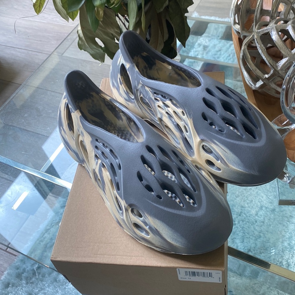 COPY - Yeezy foam runner moon gray size 12